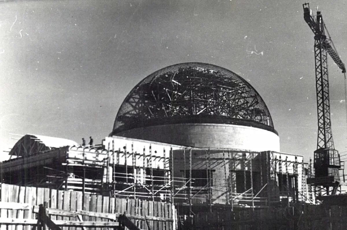    Уникальное фото возведения купола планетария в Волгограде попало в Сеть