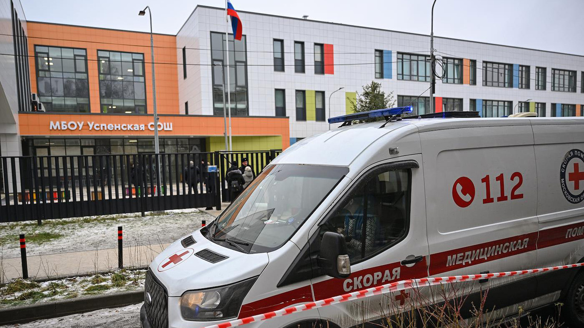   Антон Великжанин / Коммерсантъ- Архивное фото. Автомобиль скорой медицинской помощи у здания Успенской СОШ, поселок Горки-2