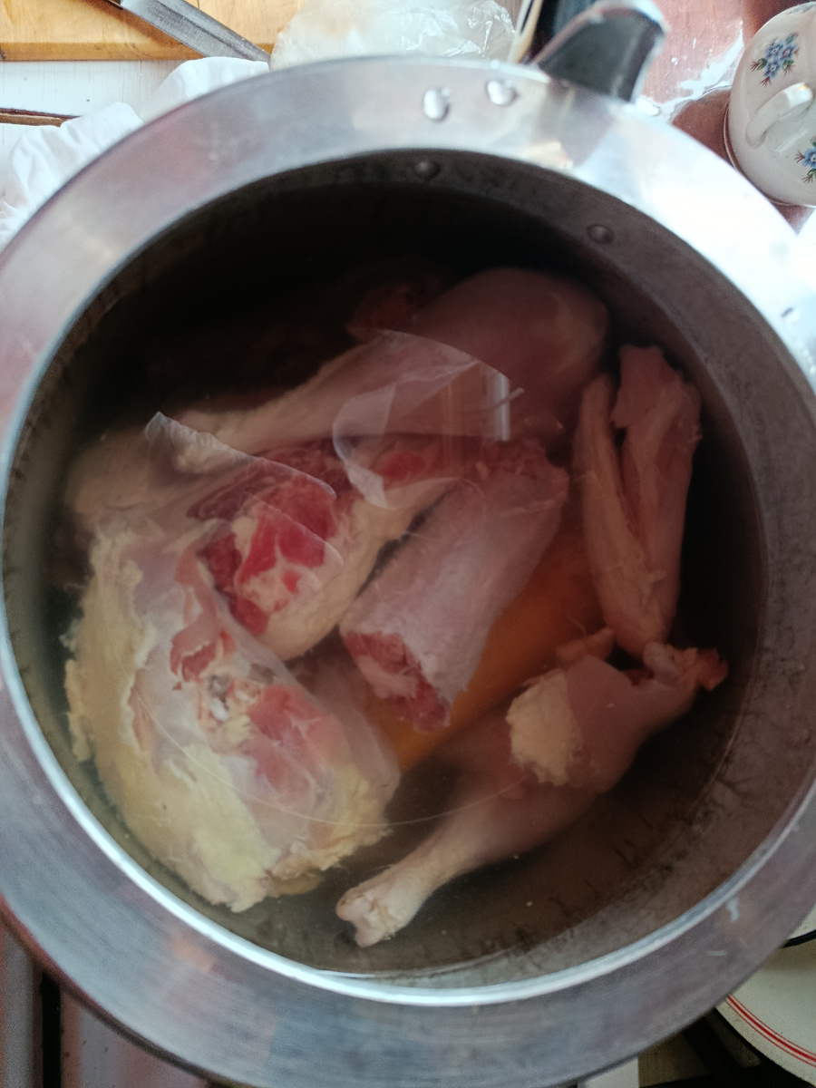 Половина говяжьего хвоста, свиная ножка и половина домашней курицы