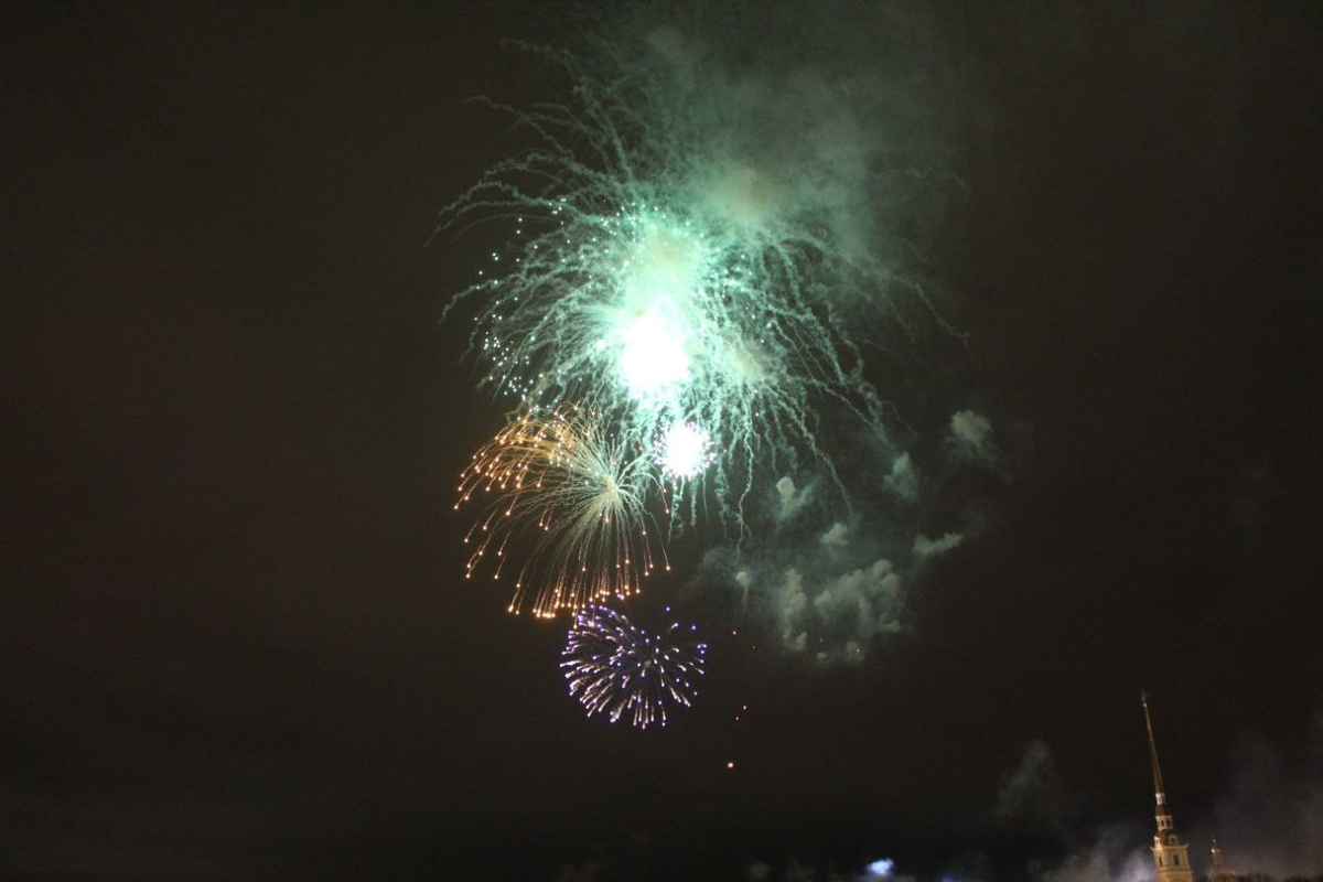    Салют в Петербурге. Жанровое фото: Мойка78