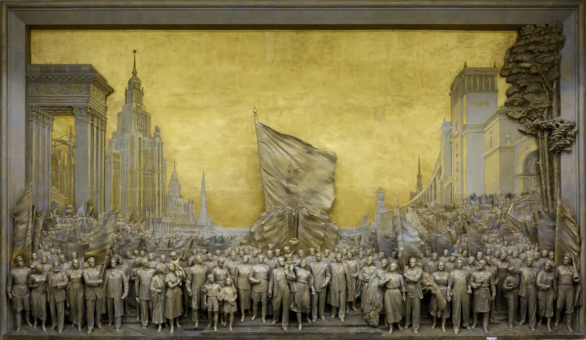 Источник https://um.mos.ru/monuments/gorelef-znamenostsu-mira-sovetskomu-narodu-slava/