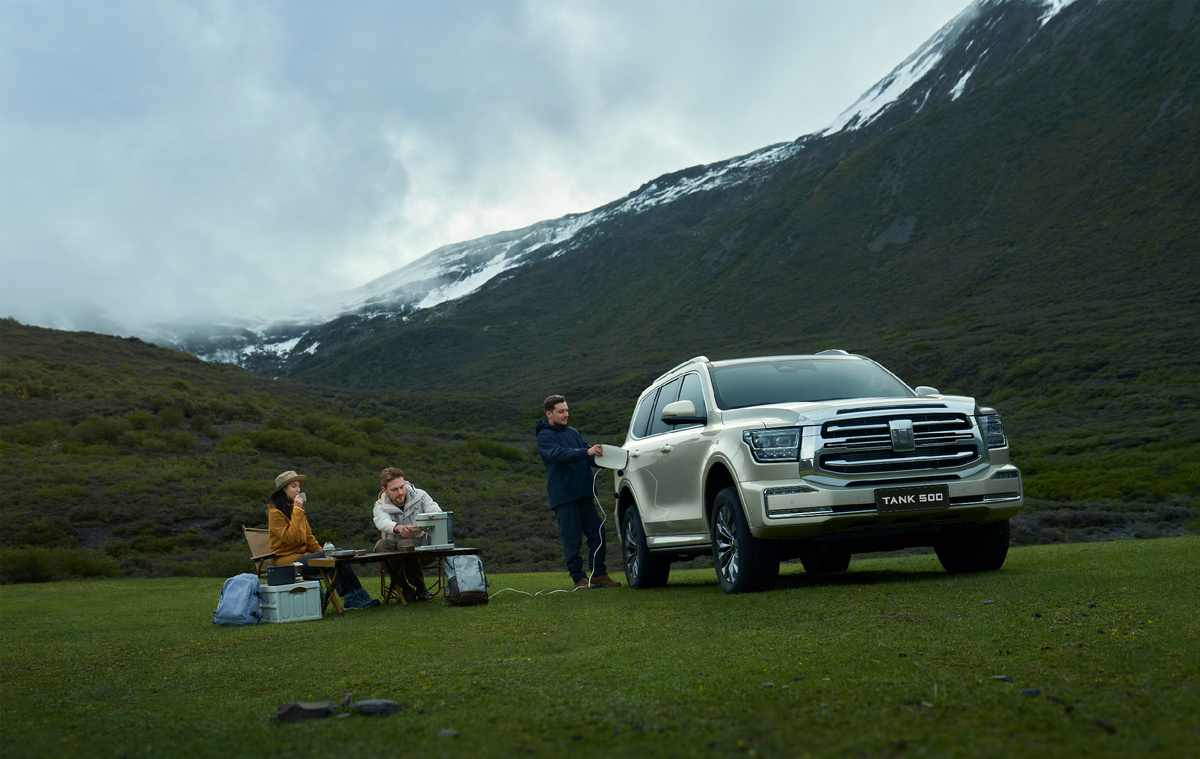 Китайская автомобильная промышленность давно перестала ассоциироваться лишь с дешевыми автомобилями низкого качества. Сегодня китайские бренды уверенно завоевывают мировую арену, демонстрируя инновационные решения и высокий уровень технологий. Одним из ярких примеров является бренд TANK, принадлежащий компании Great Wall Motors (GWM).