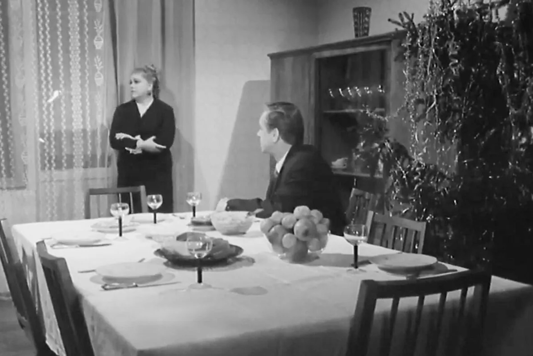 Кадр из фильма.  Людмила Целиковская в роли Татьяны и Александр Граве в роли Николая