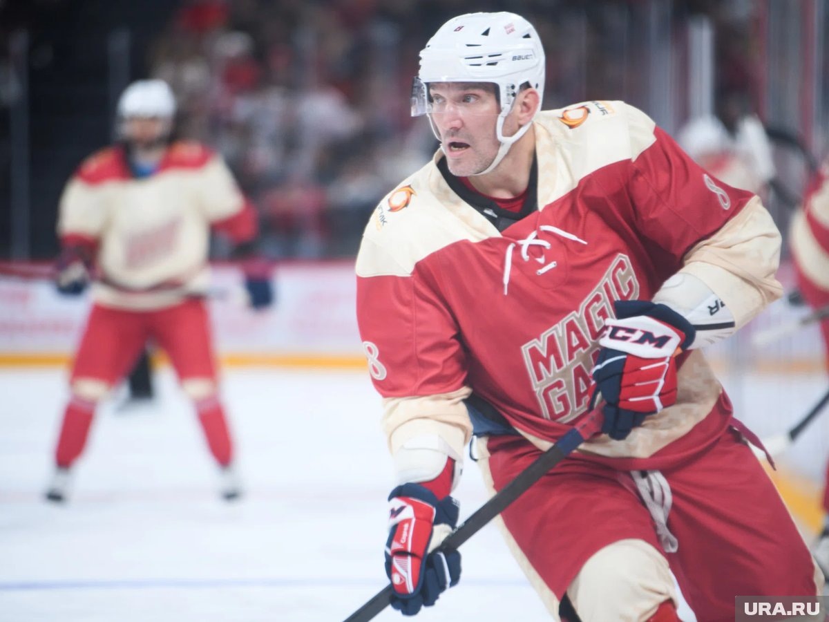    Овечкин начал свою карьеру в НХЛ сразу как суперснайпер, забив 52 гола