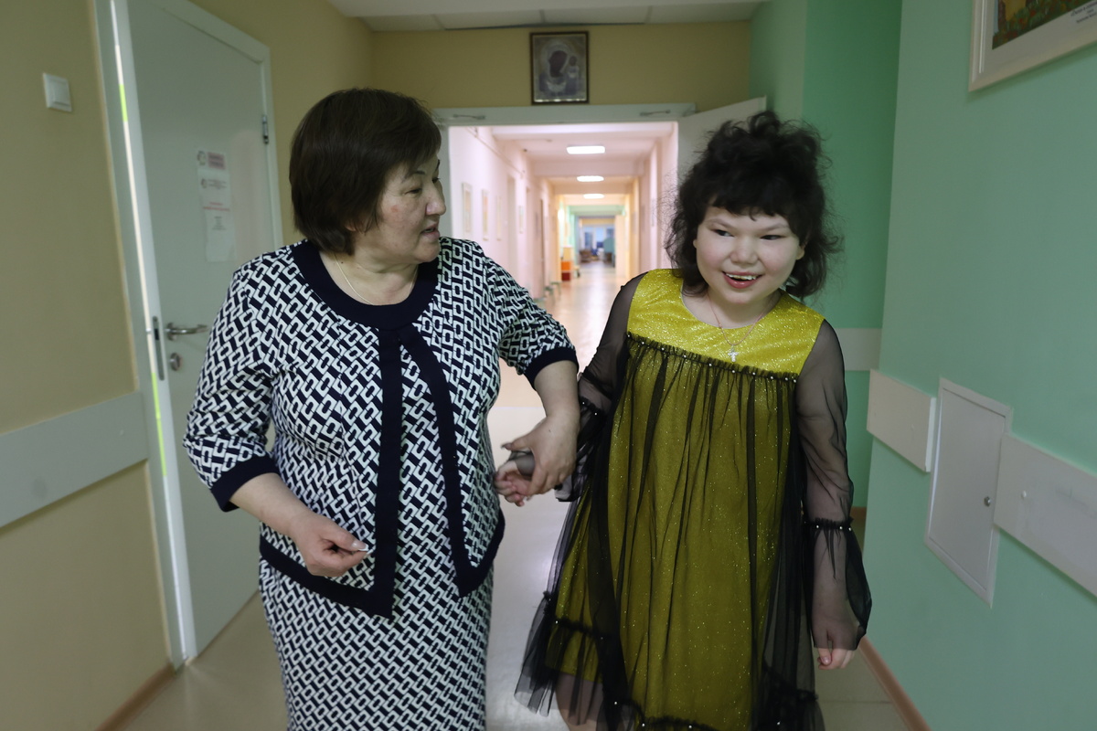 Саша любит ходить за ручку, но может и сама