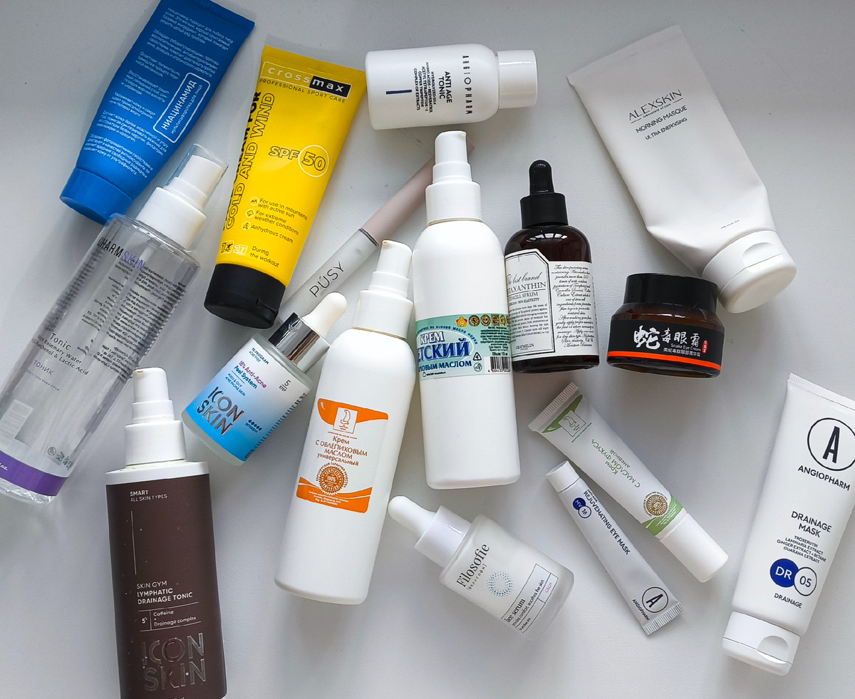 Плоды импульсивных покупок год-полтора назад. К счастью, ряды редеют. Пока не измажу процентов 70 из этого, за новыми ни-ни 😄 Особенно за сыворотками - моя самая редко используемая категория, поэтому их у меня всё ещё три. А вот тоники - самые ходовые, но и их я больше не хочу брать много. 