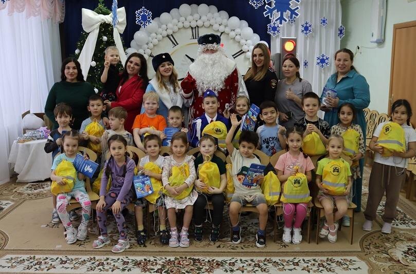    В Ханты-Мансийске полицейские поздравили с Новым годом Тимура, мечту которого исполнил президент