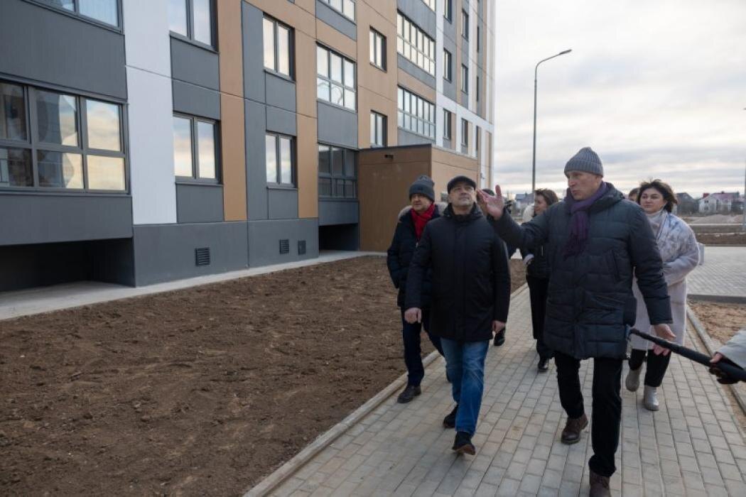 Михаил Ведерников высоко оценил темпы создания нового микрорайона в Псковском округе
Фото: пресс-служба правительства Псковской области