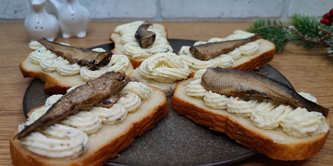 Потрясающие бутерброды со шпротным кремом на новогодний стол, которые исчезают со стола первыми