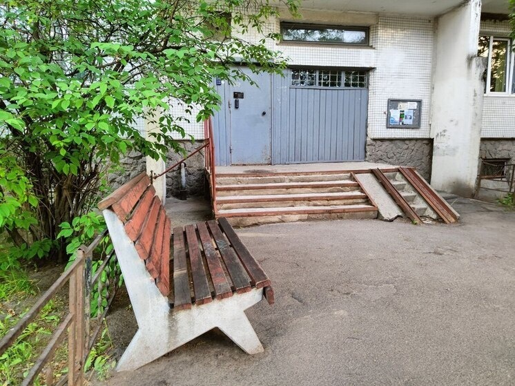     Женщина с ребенком сидели на скамейке у дома на 1-м Предпортовом проезде 25 июля. Фото: архив МК в Питере