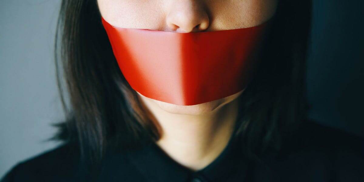 Иногда наша самая крепкая связь с родом — это общая лента молчания.