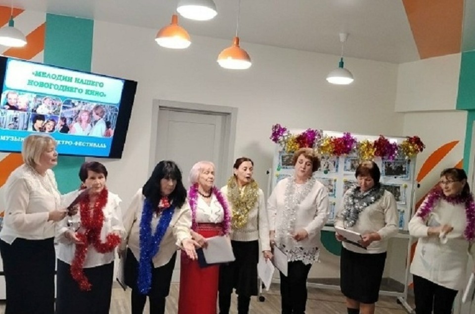    На концерте прозвучали любимые песни и стихи, а гости приняли участие в новогодних викторинах и вспомнили традиции советского Нового года. Фото: Администрация Мариуполя