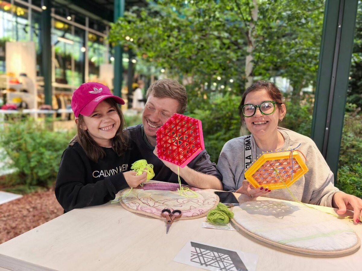 Фото с мастер-класса по плетению на рамке ДоброПлёт