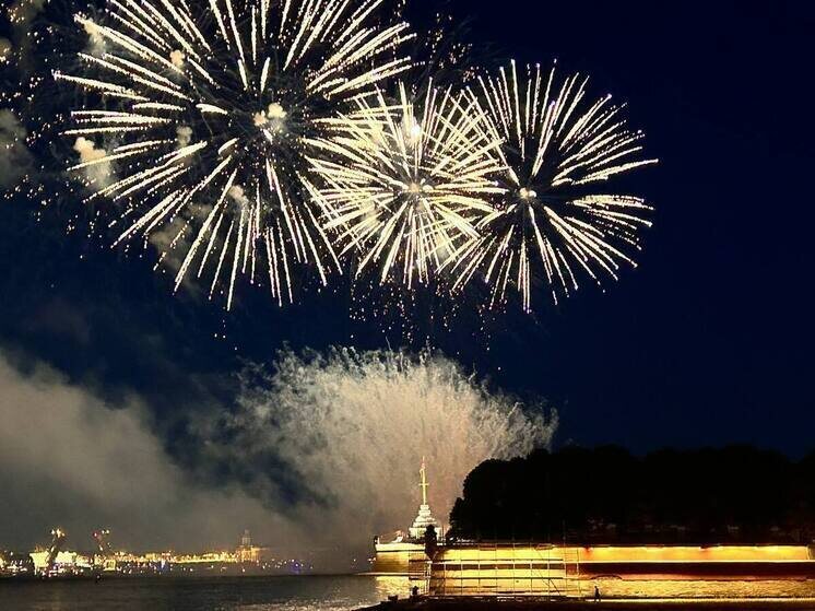     Все остальные пиротехнические шоу являются фейерверками. Фото из архива "МК в Питере"