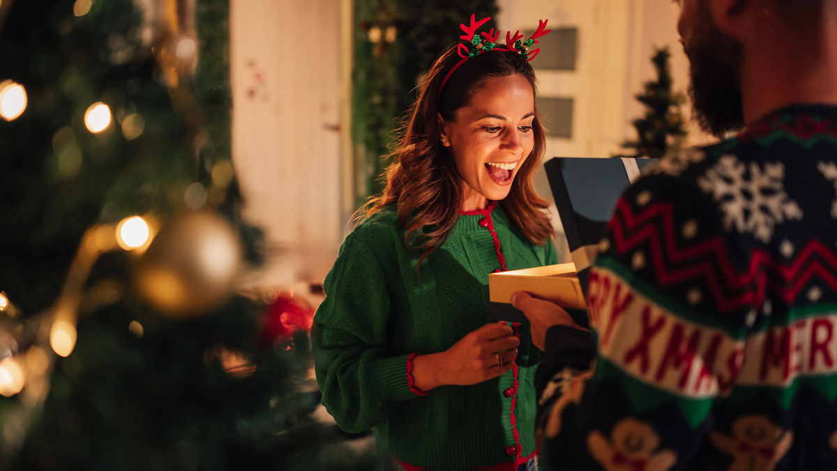     Фото: Zamrznuti tonovi/Shutterstock/FOTODOM Когда у человека есть виш-лист (список желаний), подарок из этого списка радует его сильнее, чем «креативная» неожиданность