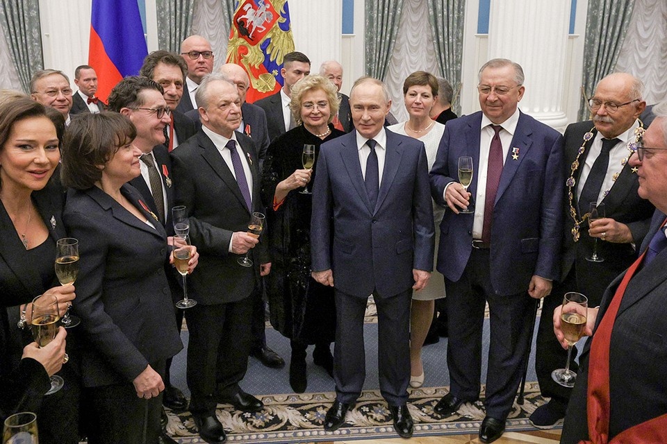    Президент РФ Владимир Путин с участниками вручения государственных наград в Кремле. Фото: Михаил Синицын/ТАСС