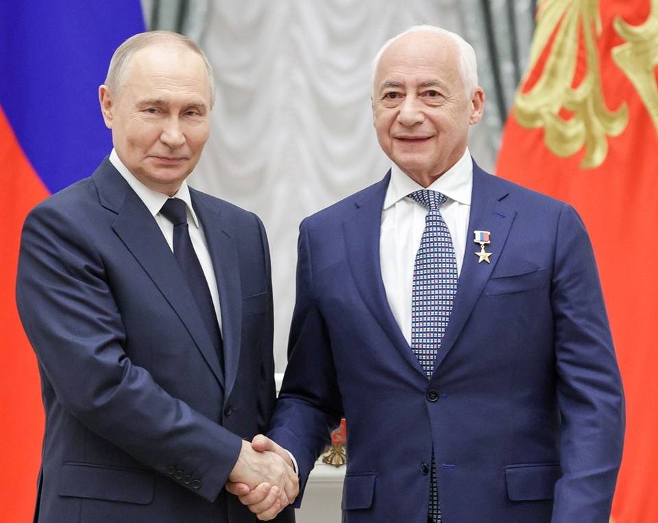    Владимир Путин и президент Московского международного Дома музыки Владимир Спиваков. Фото: Михаил Синицын/ТАСС