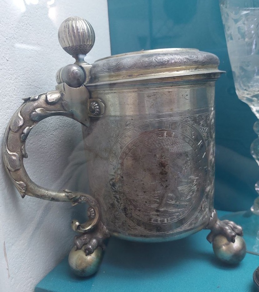 Серебряный кубок с гравировкой. Из коллекции Историко-мемориального музея Демидовых