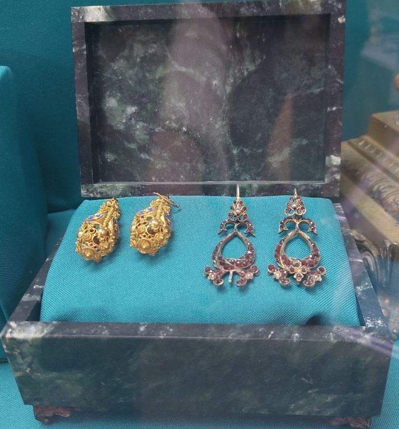 Драгоценности рода Демидовых. Серьги женские золото, зернь, серебро, природные рубины. Из коллекции Историко-мемориального музея Демидовых