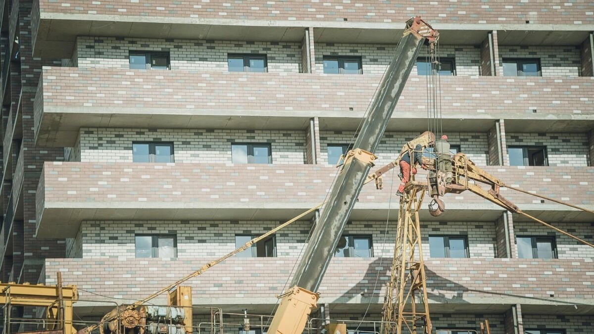    За три квартала 2025 года доля квартир, введенных с задержкой, достигла 42%   1MI