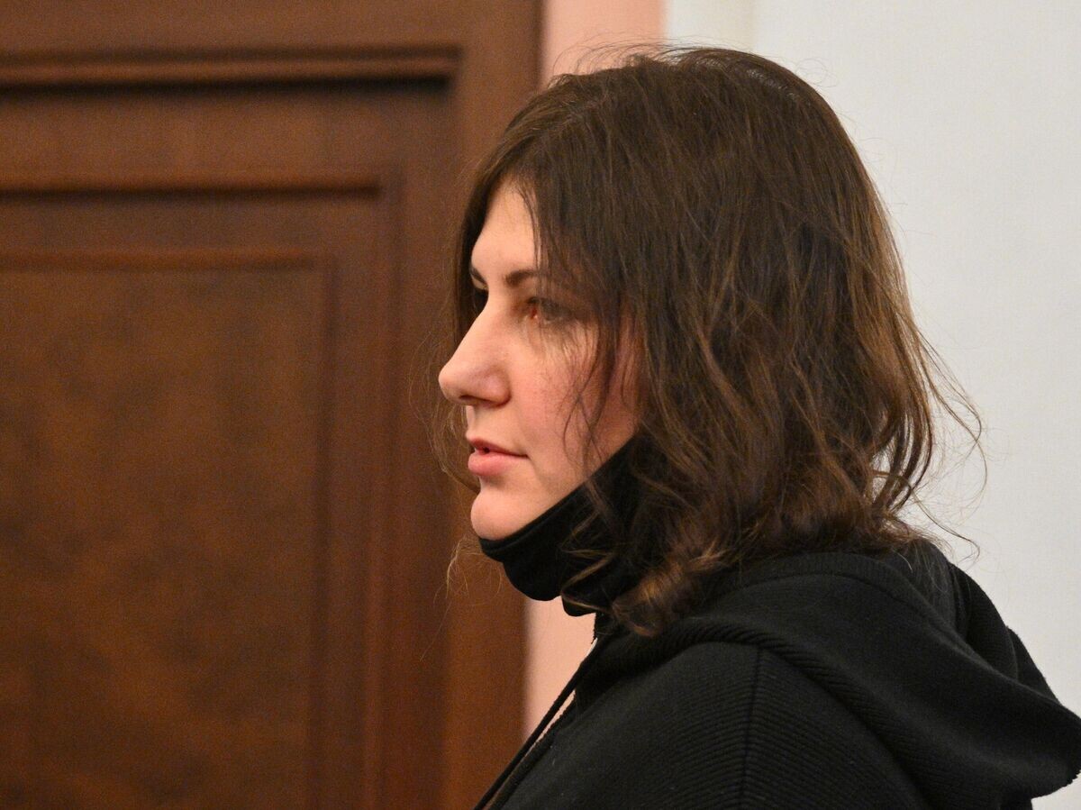    Покупательница квартиры певицы Ларисы Долиной Полина Лурье во время рассмотрения жалобы на решения судов по иску о признании недействительной сделки о продаже квартиры в Верховном суде России | © РИА Новости / Кирилл Зыков