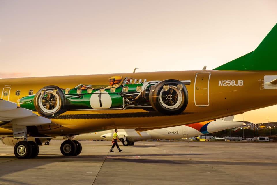    Джек Брэбем на фюзеляже самолёта Alliance AirlinesФото: Соцсети