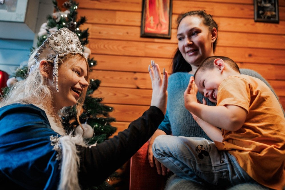    Волонтёры вручают новогодние подарки семьям участников СВО