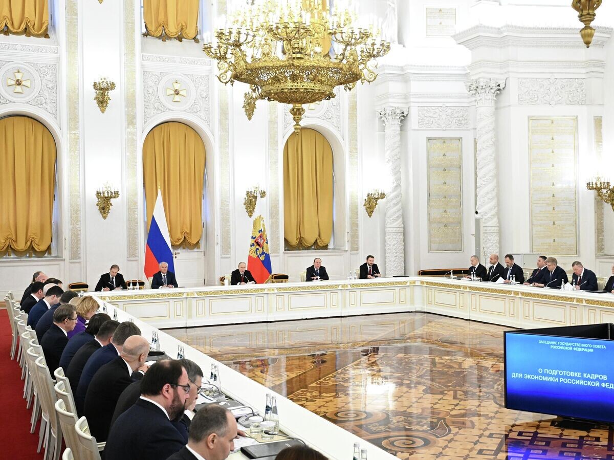    Президент РФ Владимир Путин проводит заседание Государственного совета по вопросам подготовки кадров | © РИА Новости / Сергей Бобылев