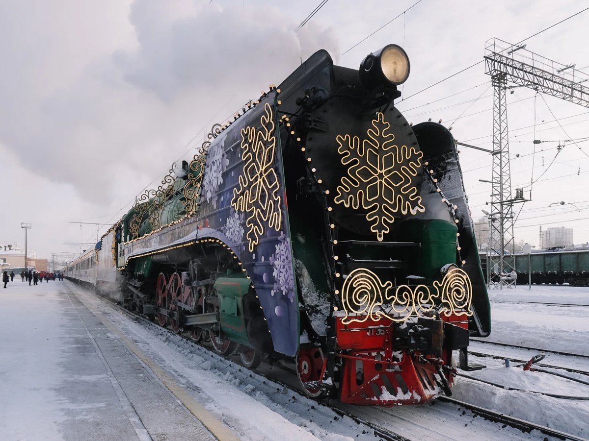     Поезд Деда Мороза развлек пермяков в холода