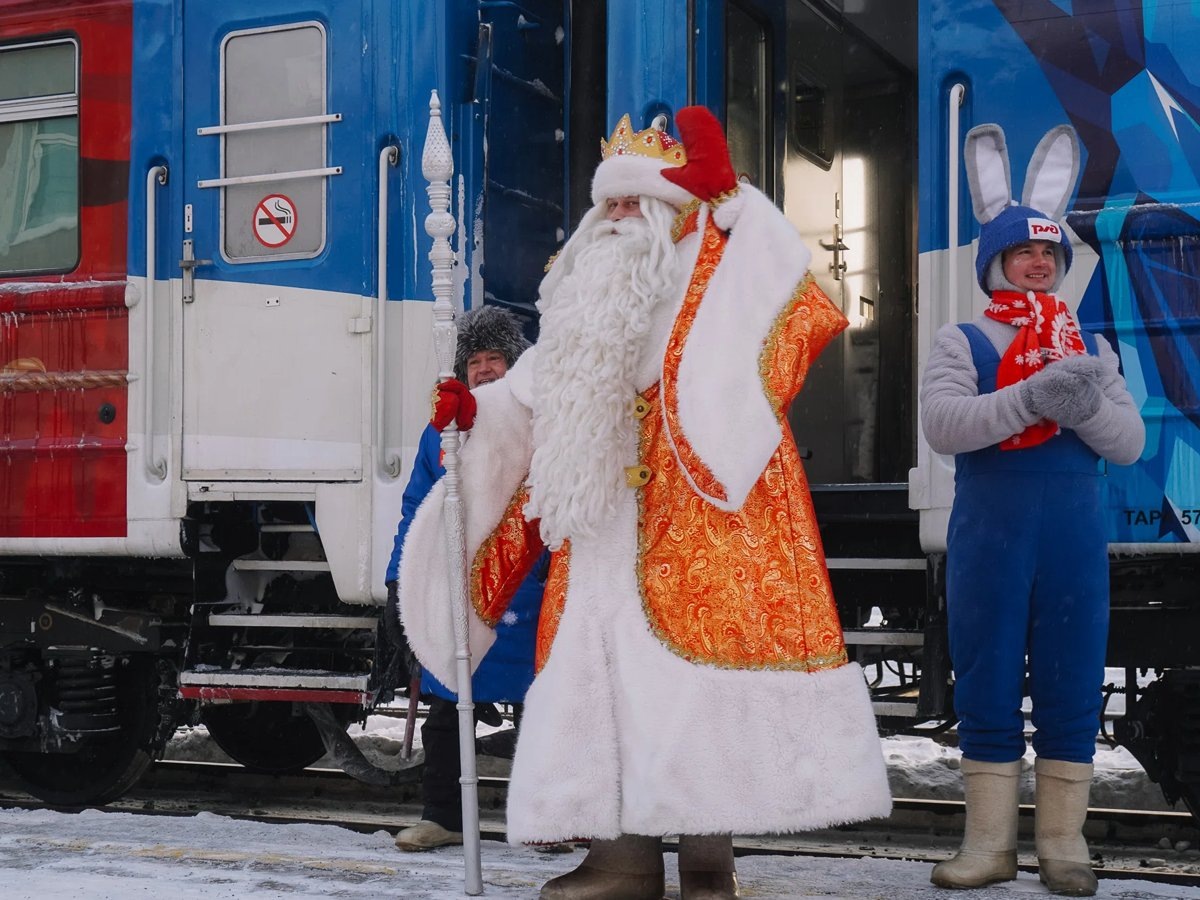    Затем на перрон вышел и сам Дед Мороз
