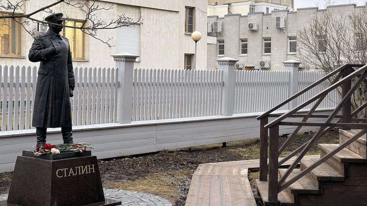  Александр Черных / Коммерсантъ- Памятник Иосифу Сталину на территории дома-музея «Вологодская ссылка»