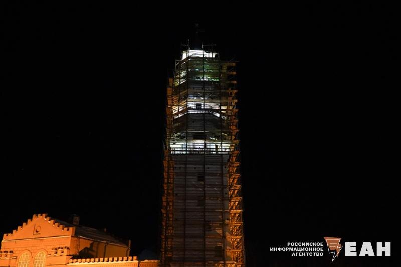    Невьянская башня в лесах, находится на реконструкции