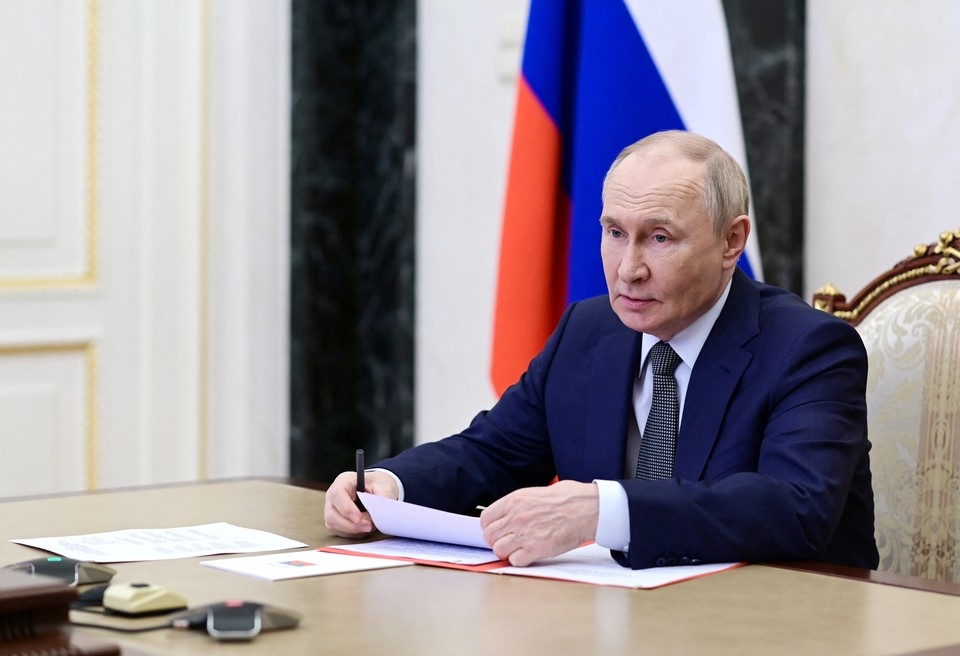    Путин поручил создать условия переквалификации работников при развитии ИИ REUTERS