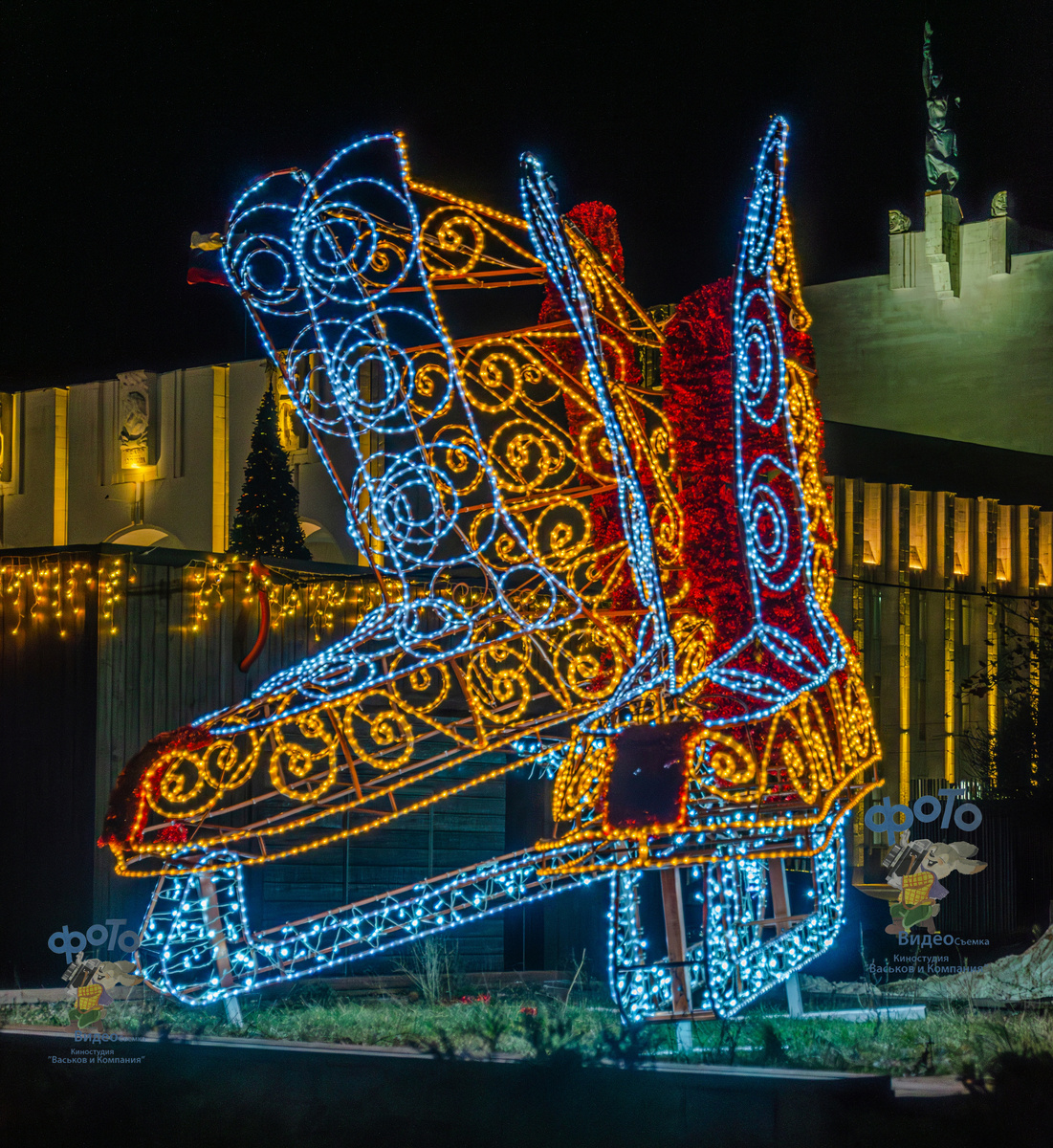 Новогодние украшения города Курска. город Курск, ул. Ленина, д 54