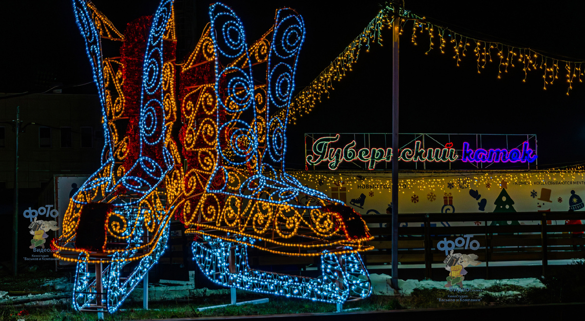 Новогодние украшения города Курска. город Курск, ул. Ленина, д 54