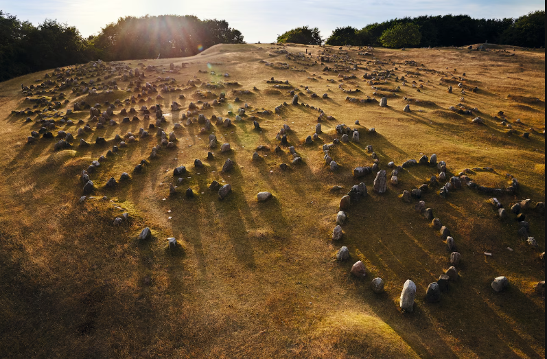 Хорошо сохранившееся кладбище в Линдхольм-Хёйе на севере Дании содержит около 700 кремационных захоронений, относящихся к железному веку и эпохе викингов. Некоторые из захоронений отмечены камнями, расположенными в форме кораблей.