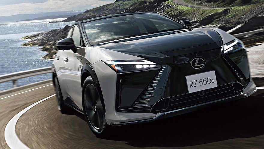    На фото: Lexus RZ 550e F Sport (версия для японского рынка)
