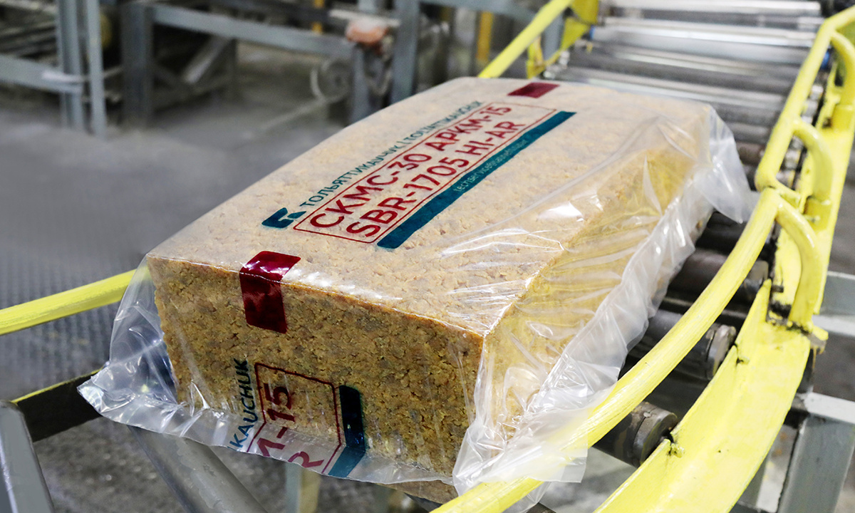 Новенькие брикеты каучука сходят с конвейера, чтобы отправиться к заказчикам / Фото пресс-службы «Тольятти­каучука»