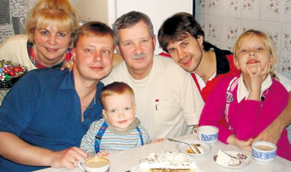 Сергей с родителями, братом и племянниками
