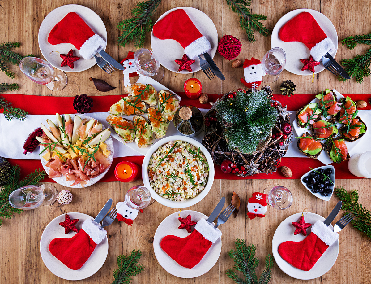 https://ru.freepik.com/free-photo/christmas-table-is-served-with-appetizer-decorated-with-bright-tinsel-candles-table-setting-christmas-dinner-flat-lay-top-view_11105015.htm#fromView=search&page=3&position=12&uuid=a07b1003-22f2-4ed5-a3a1-be0519271e66&query=%D0%BD%D0%BE%D0%B2%D0%BE%D0%B3%D0%BE%D0%B4%D0%BD%D0%B5%D0%B5+%D0%B7%D0%B0%D1%81%D1%82%D0%BE%D0%BB%D1%8C%D0%B5