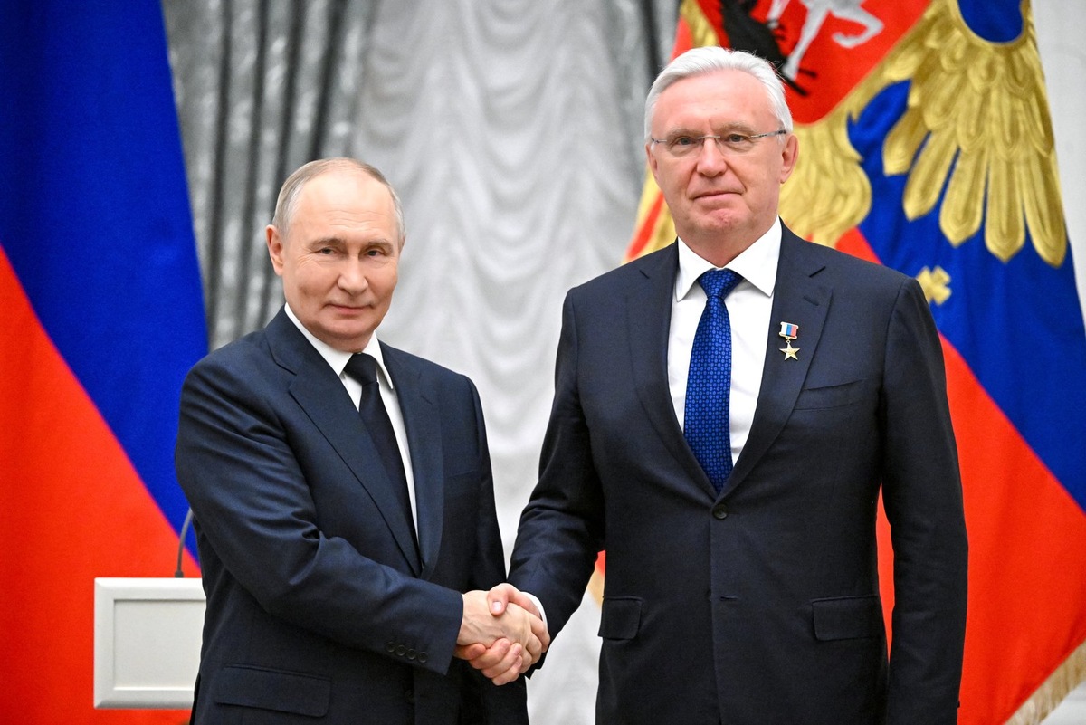    Когогин был удостоен почётного звания «Герой Труда» за особые трудовые заслуги перед государством