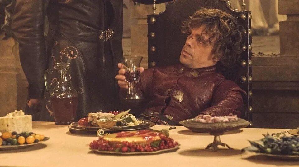 Еда на пирах Вестероса: что на самом деле ели актеры в кадре и почему некоторые сцены переснимали из-за тошноты