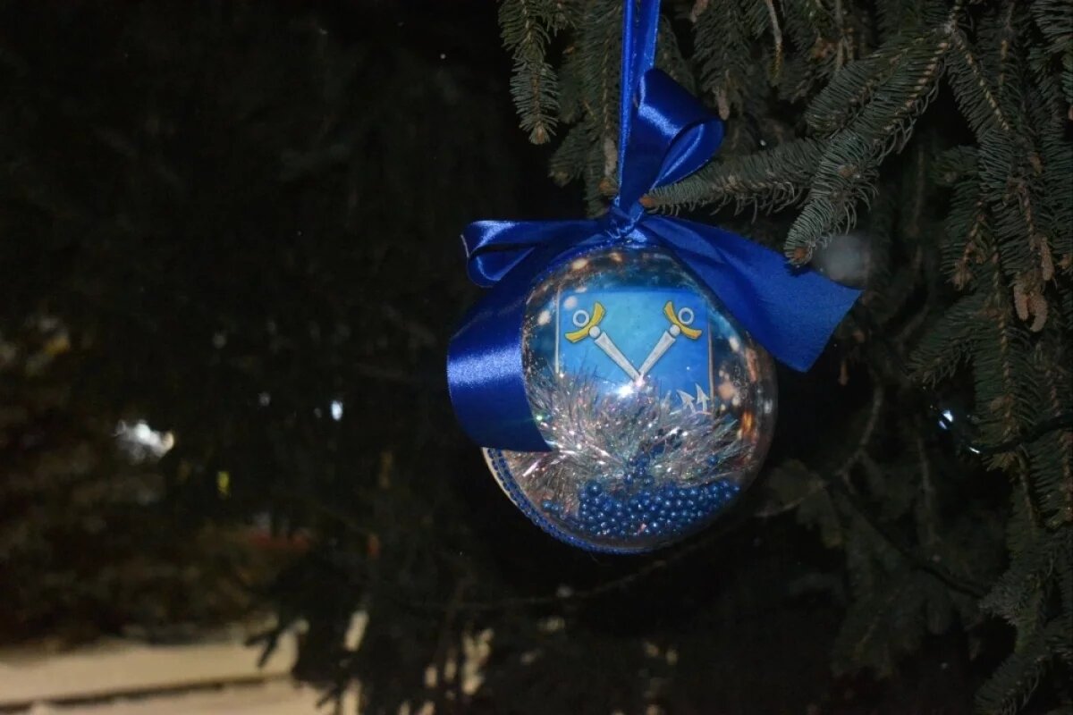    Жители по традиции подарили Моршанску главную ёлку и сами украсили её