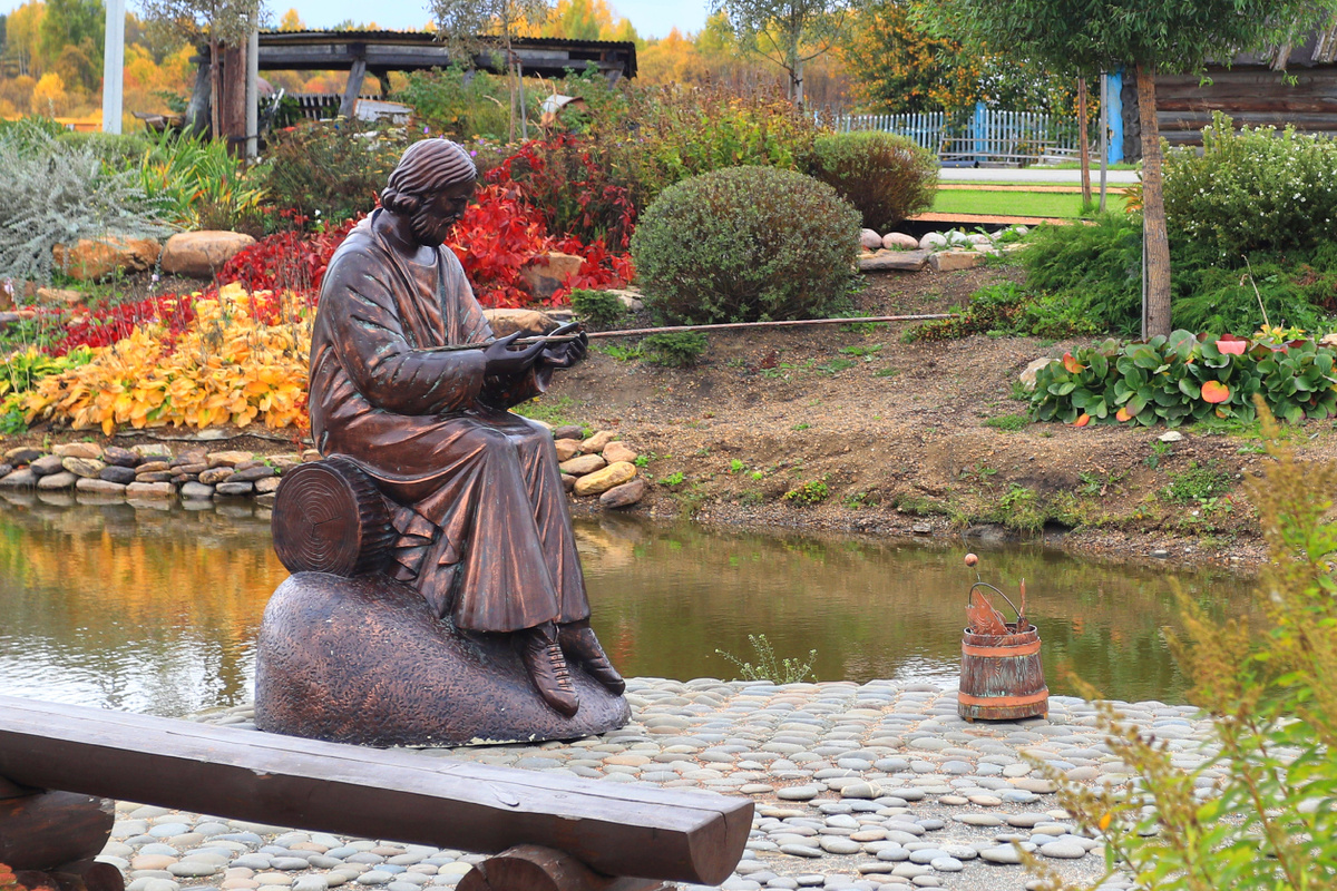 В наши дни в Меркушино подле Свято-Симеоновского подворья Ново-Тихвинского монастыря установлен такой вот лиричный памятник Симеону Верхотурскому 