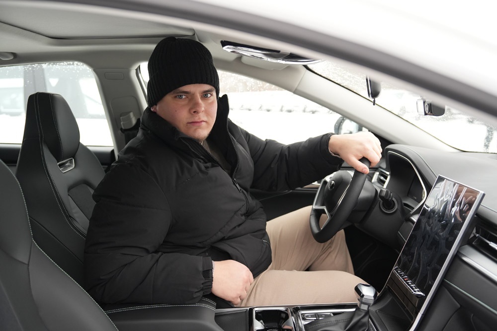    Водителя перед рейсом осматривает врач, а машину - механик. / Фото: Пресс-служба главы РМ