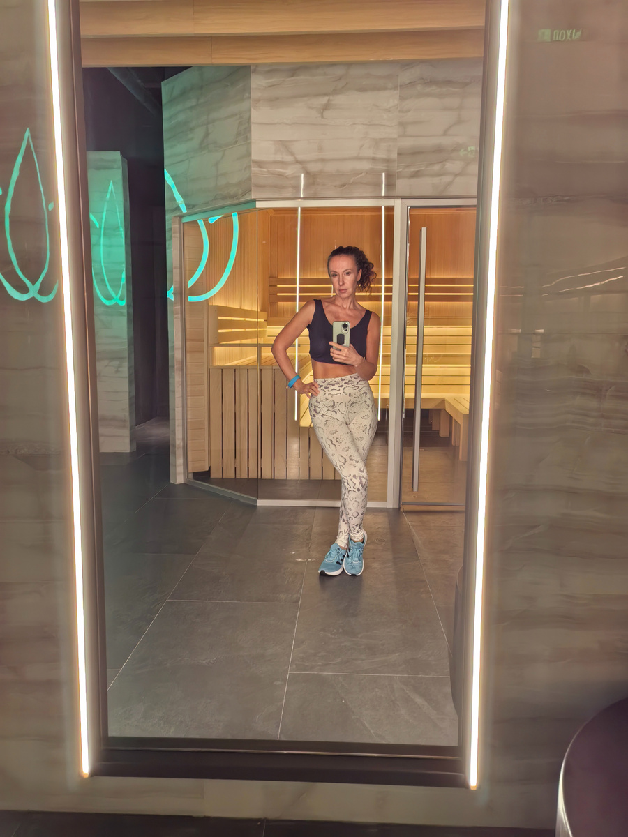 автор на фоне бани