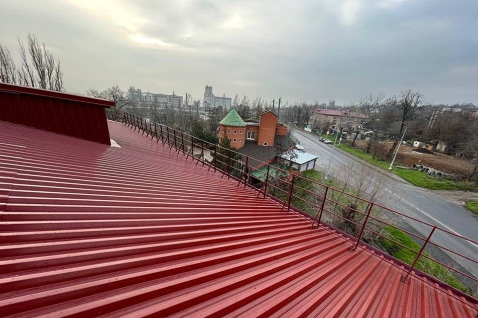    В мариупольском ДК «Чайка» строители завершают ремонт кровли и огнезащиты. Фото: Администрация Мариуполя