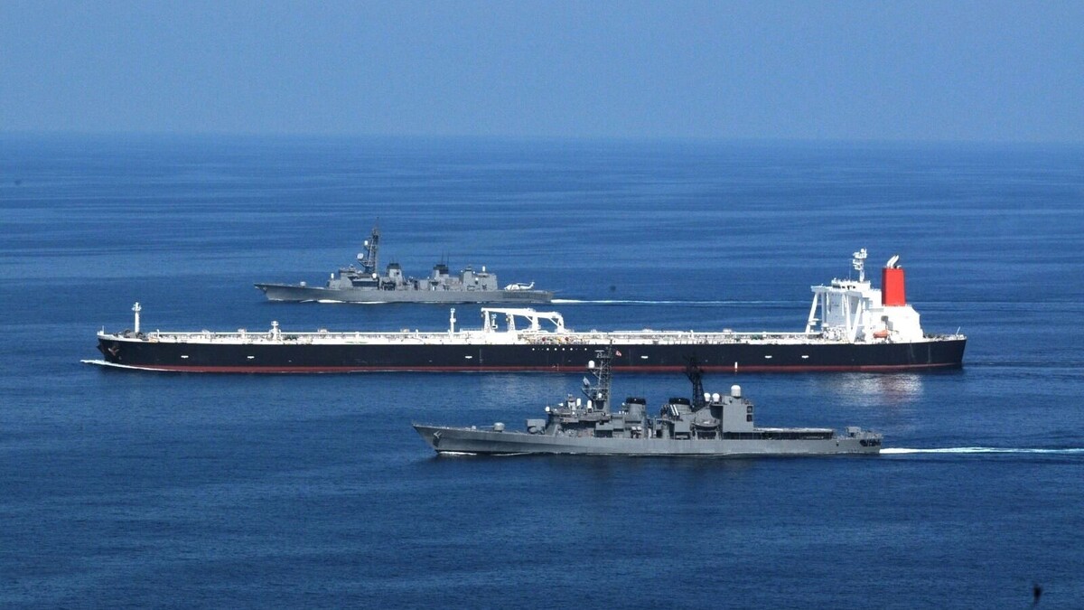    танкер и военные