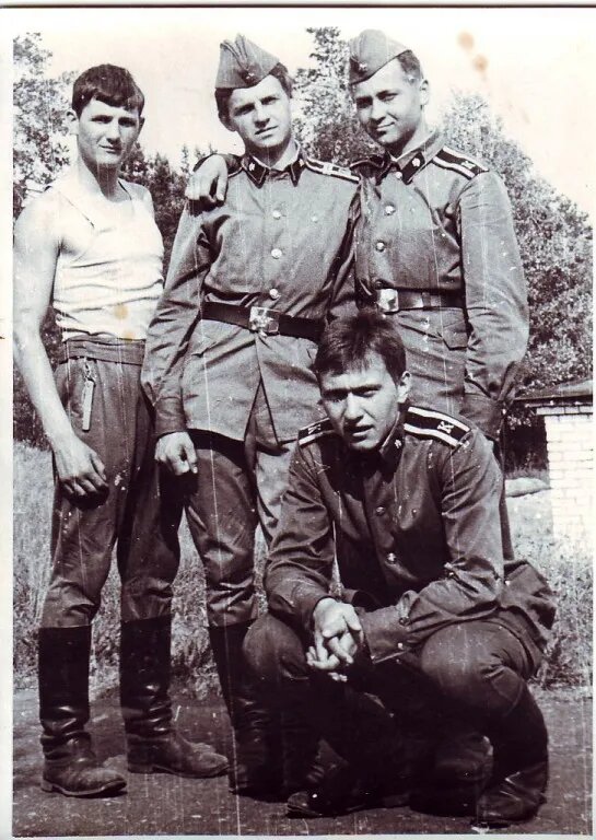 справа стоит курсант Смирнов Сергей( очки снял) . Выпуск 1982 года