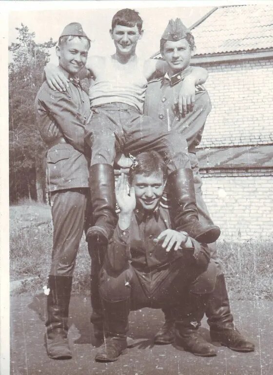 слева курсант Смирнов.